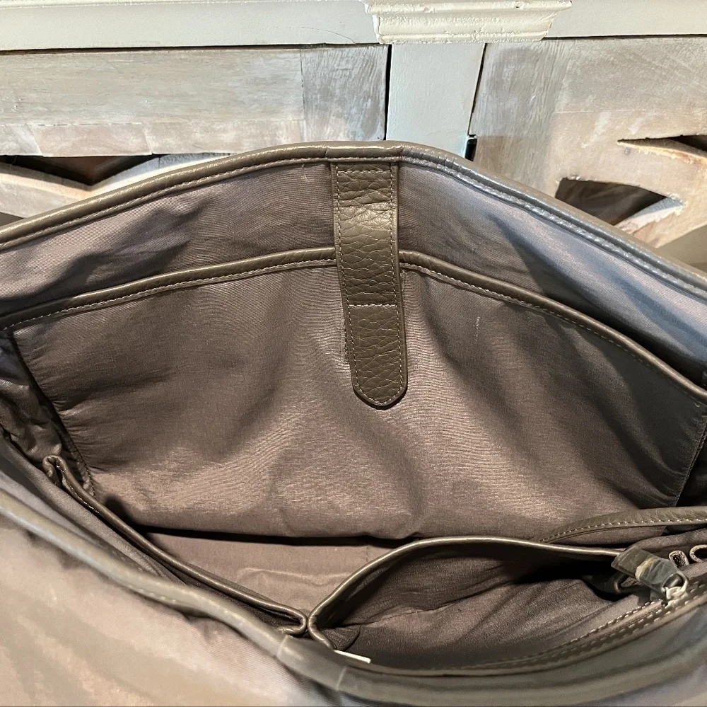 Rare Ecco Unisex Ely Grey Pebbled Leather Messenger Bag is Pristine